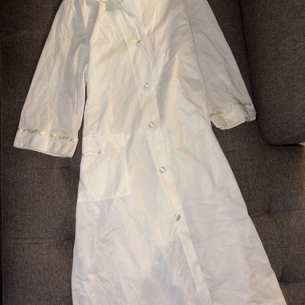 Warner's Vintage White Button-Front Robe with Lace Collar and Floral Accents