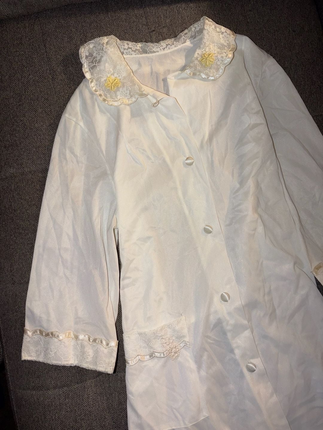 Warner's Vintage White Button-Front Robe with Lace Collar and Floral Accents 2