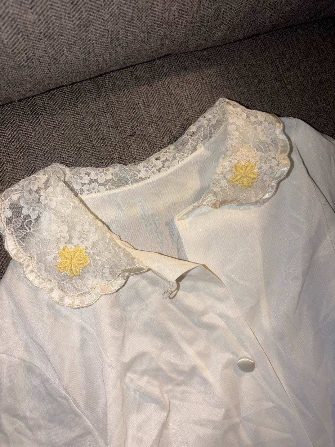 Warner's Vintage White Button-Front Robe with Lace Collar and Floral Accents 3