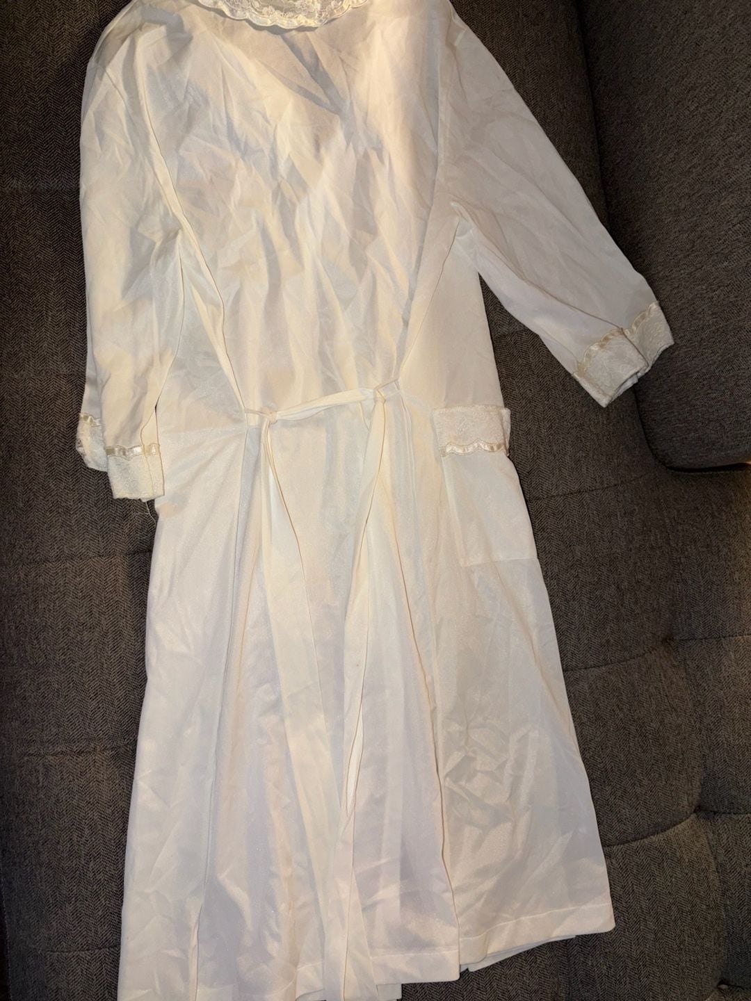 Warner's Vintage White Button-Front Robe with Lace Collar and Floral Accents 5