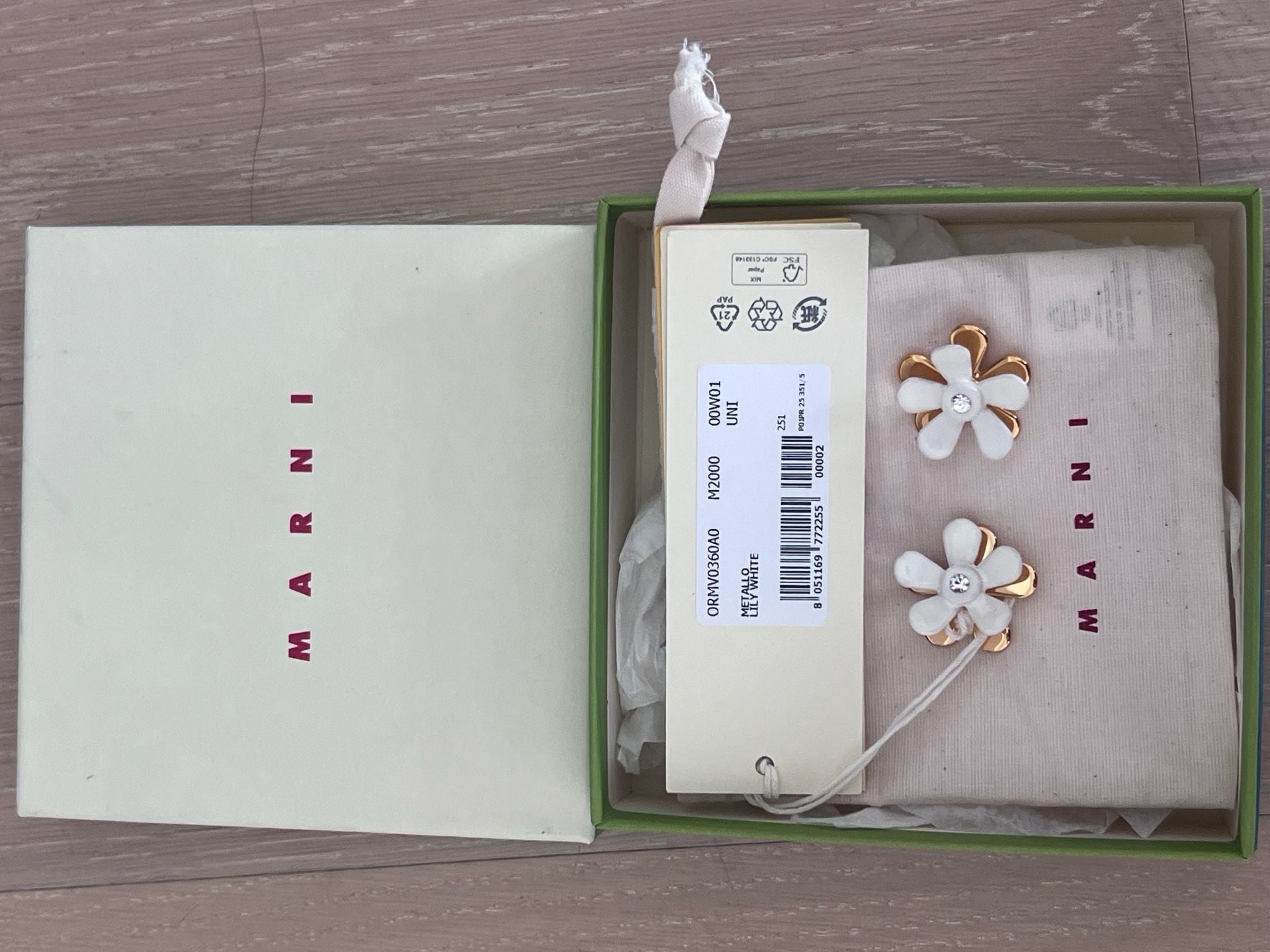 Marni Flower Pop Daisy Stud Earrings authentic BNWT gift box flower retail $375 2