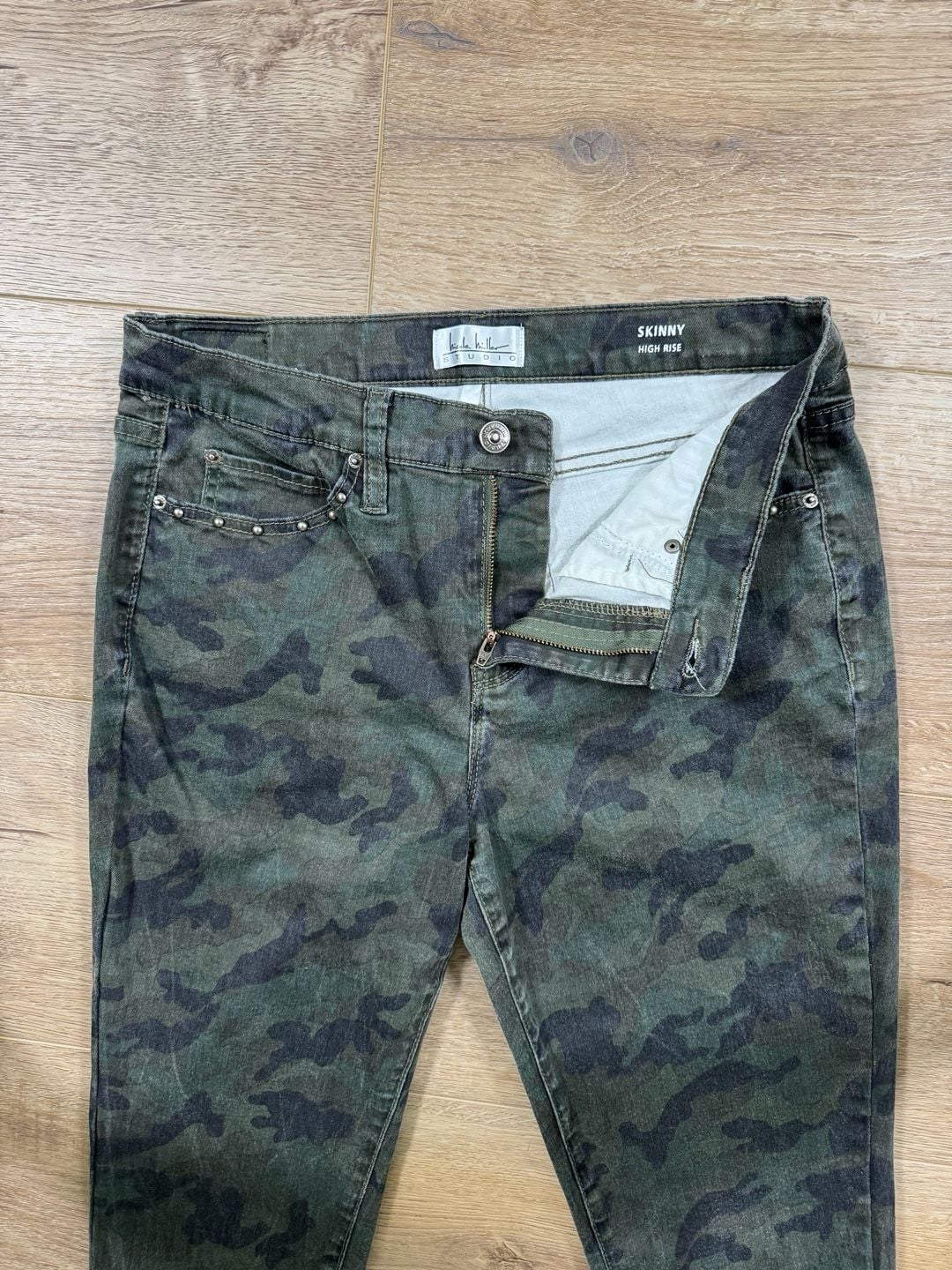 Nicole Miller Studio Camo Skinny Jeans Studded Raw Hem Women’s Size 8 Stretch 7
