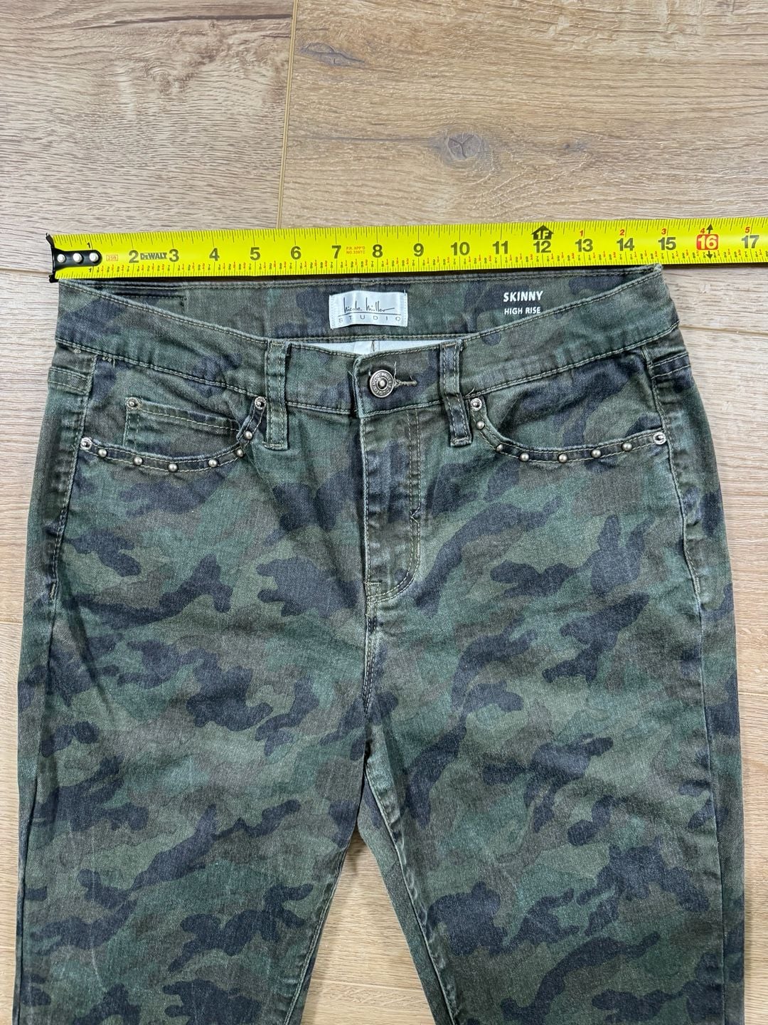 Nicole Miller Studio Camo Skinny Jeans Studded Raw Hem Women’s Size 8 Stretch 8