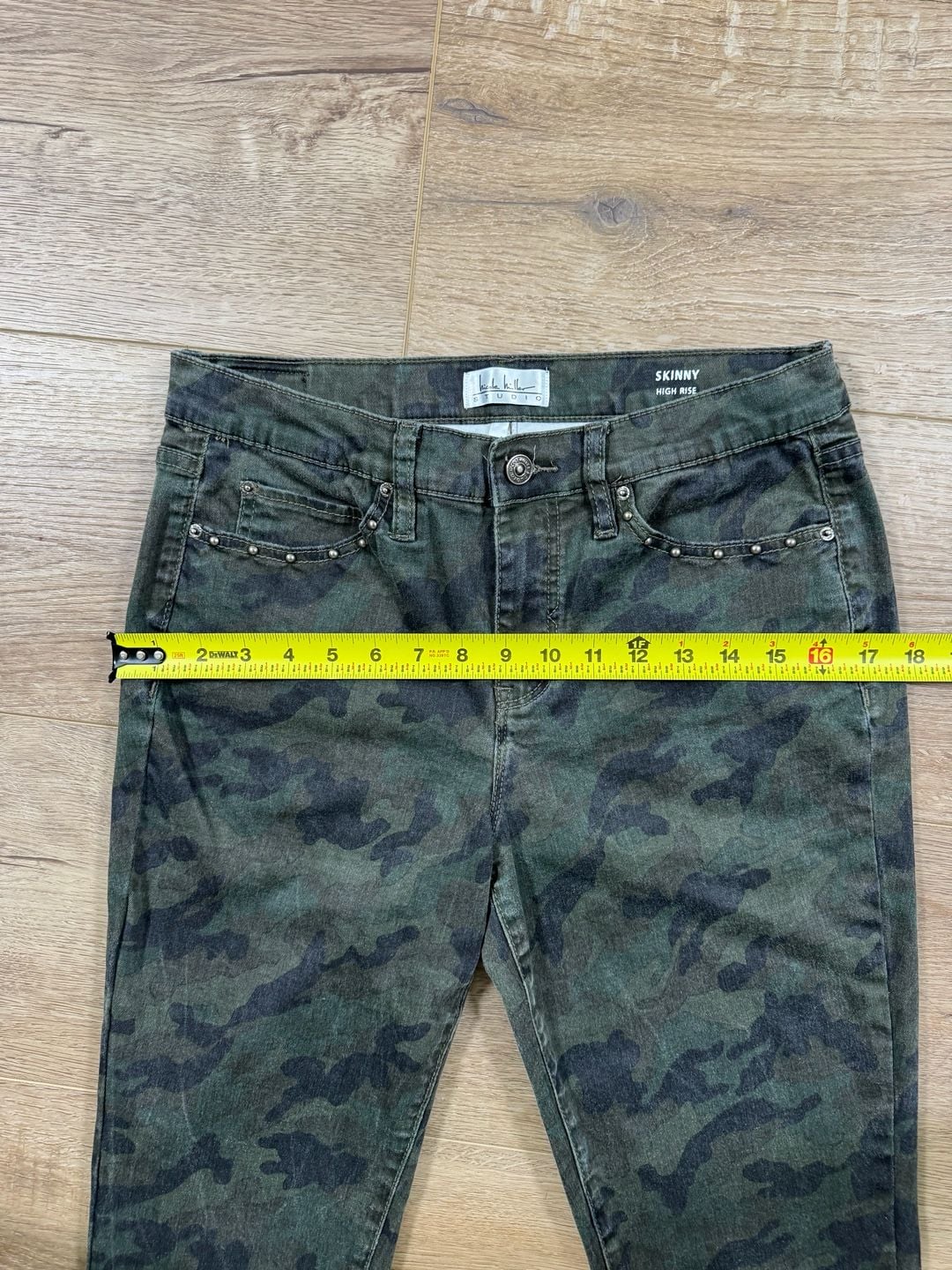 Nicole Miller Studio Camo Skinny Jeans Studded Raw Hem Women’s Size 8 Stretch 9