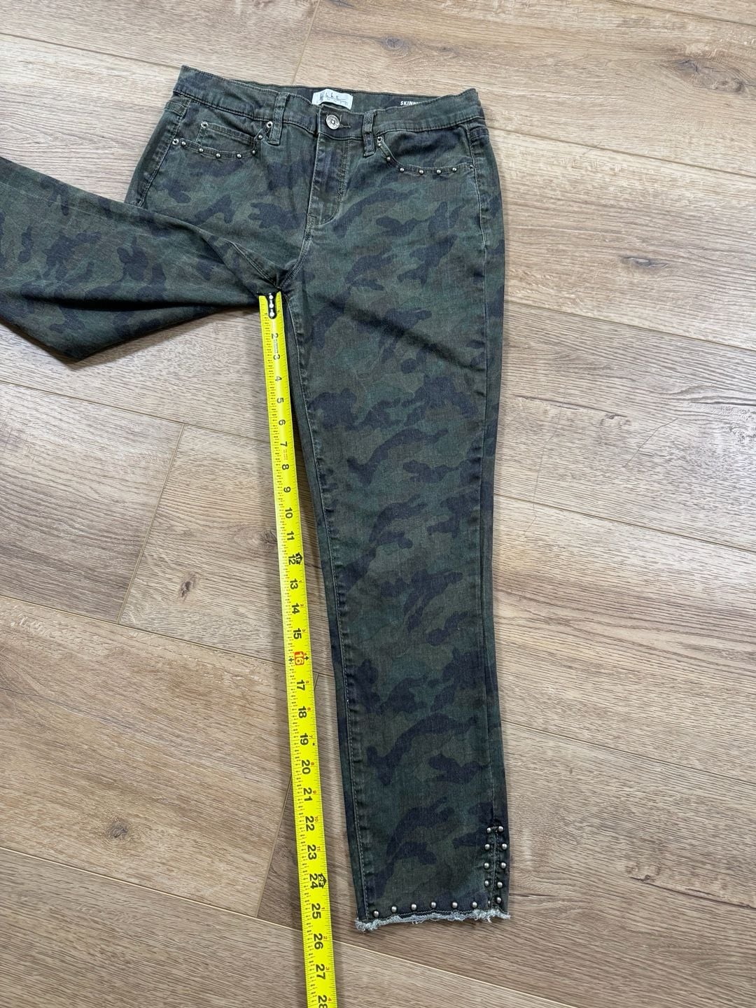 Nicole Miller Studio Camo Skinny Jeans Studded Raw Hem Women’s Size 8 Stretch 11
