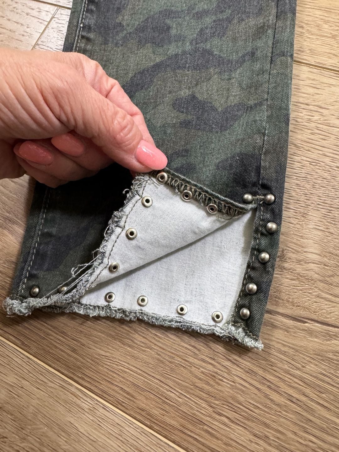 Nicole Miller Studio Camo Skinny Jeans Studded Raw Hem Women’s Size 8 Stretch 12