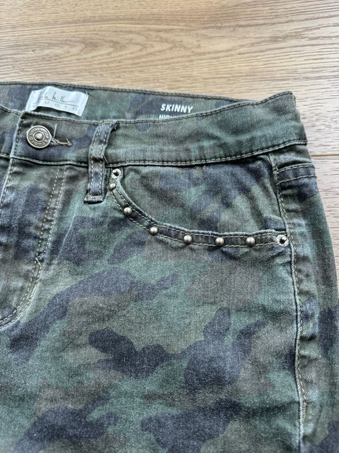 Nicole Miller Studio Camo Skinny Jeans Studded Raw Hem Women’s Size 8 Stretch 13