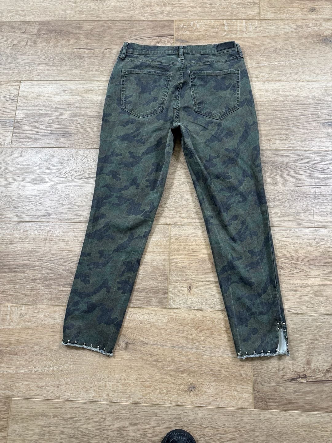 Nicole Miller Studio Camo Skinny Jeans Studded Raw Hem Women’s Size 8 Stretch 14