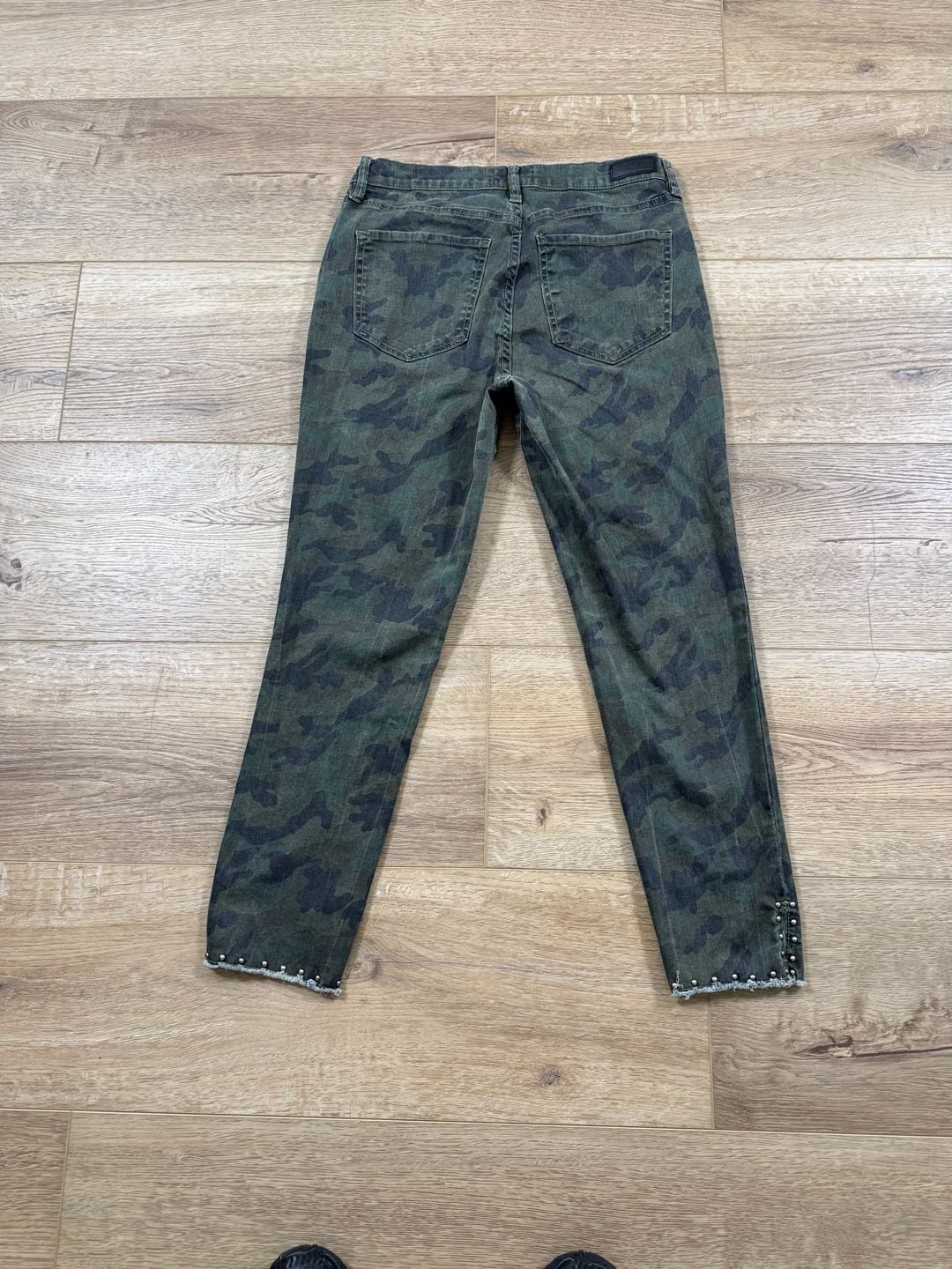 Nicole Miller Studio Camo Skinny Jeans Studded Raw Hem Women’s Size 8 Stretch 15