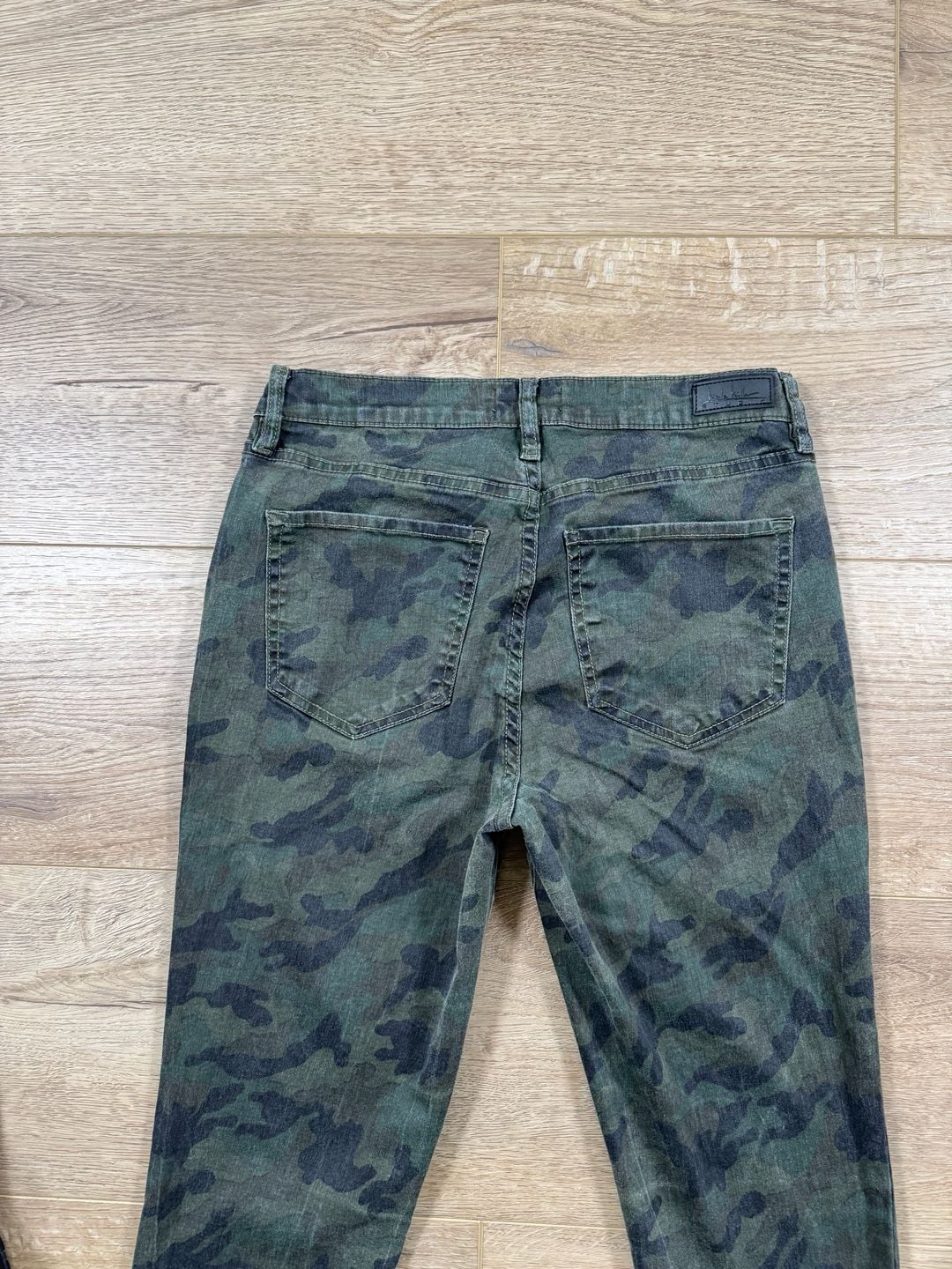 Nicole Miller Studio Camo Skinny Jeans Studded Raw Hem Women’s Size 8 Stretch 16