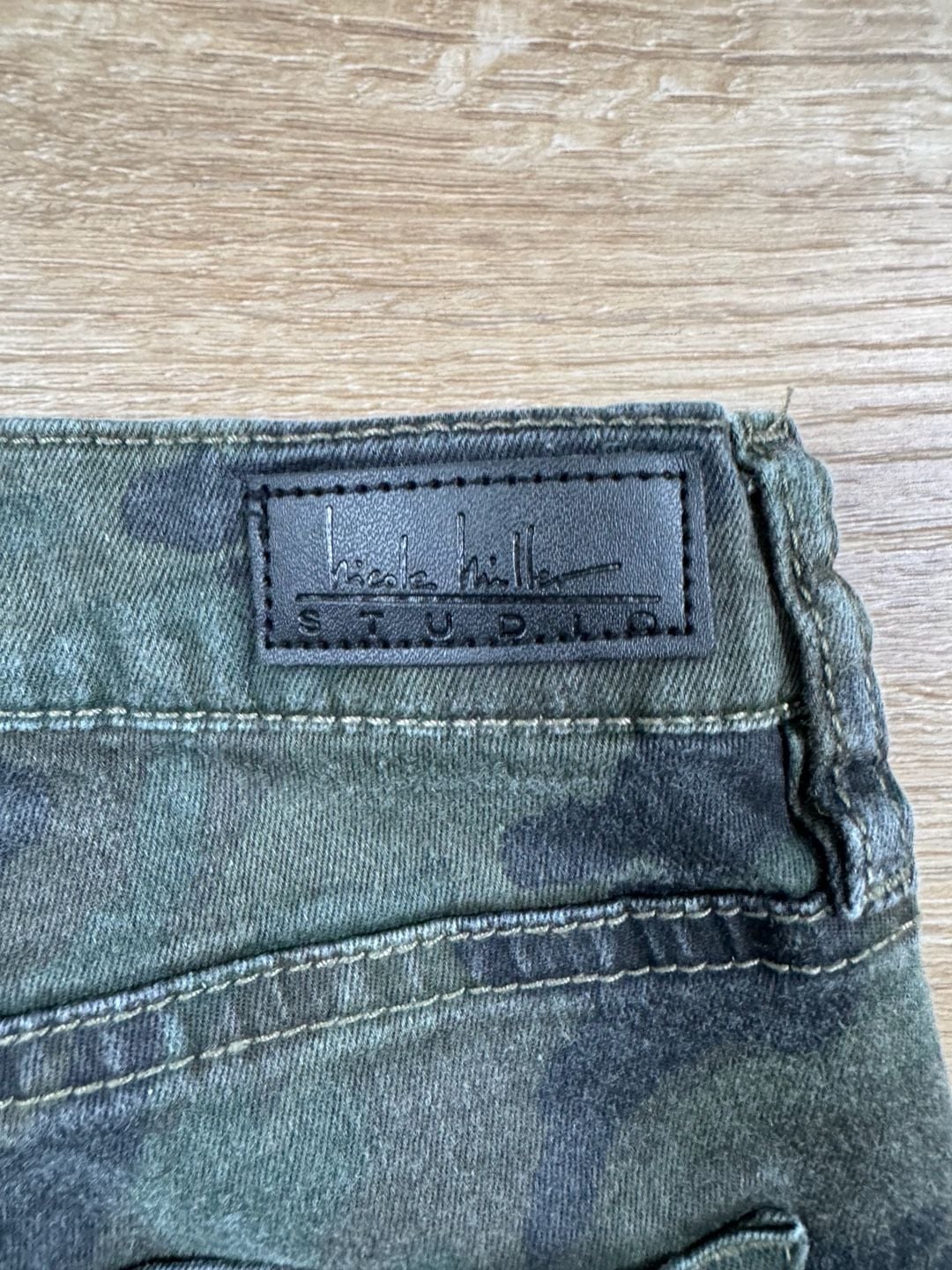 Nicole Miller Studio Camo Skinny Jeans Studded Raw Hem Women’s Size 8 Stretch 17