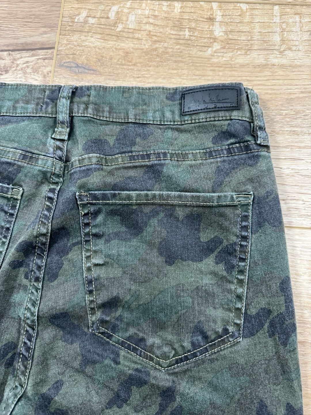 Nicole Miller Studio Camo Skinny Jeans Studded Raw Hem Women’s Size 8 Stretch 18