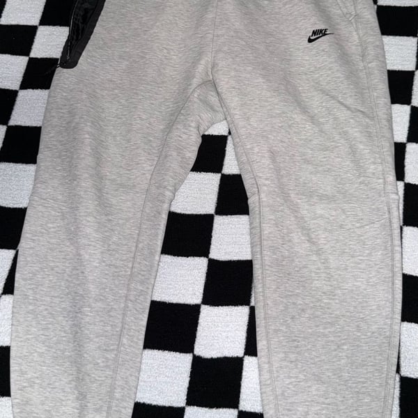 Nike Sportswear Tech Fleece Joggers in Heather Grey with Zippered Pocket