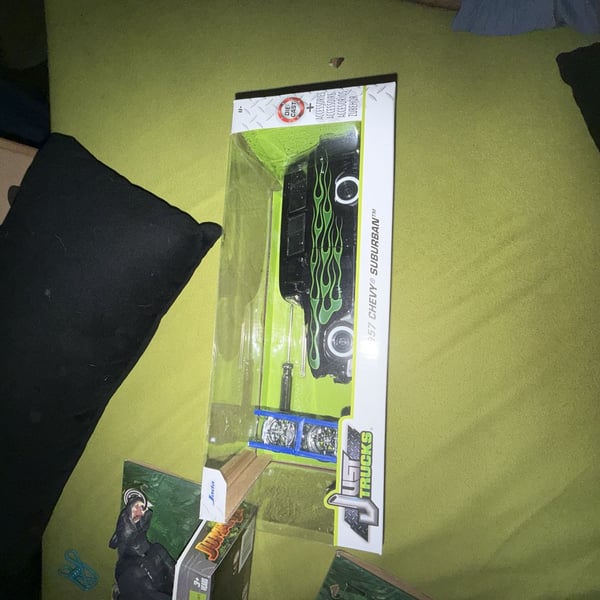 Jada Just Trucks Chop Shop 1957 Chevy Suburban Die-Cast Model Kit