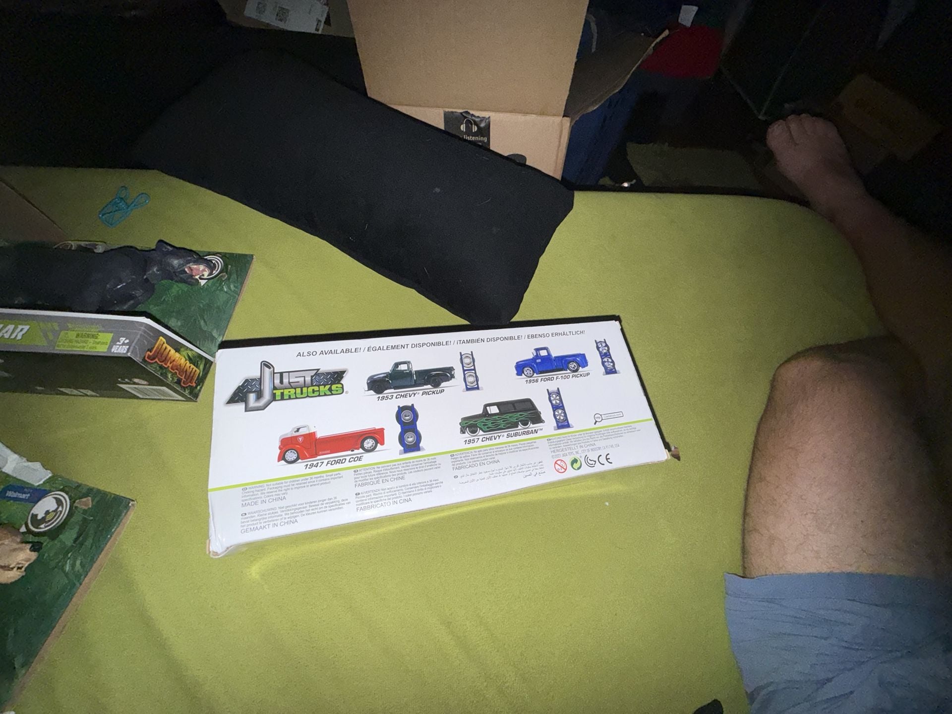 Jada Just Trucks Chop Shop 1957 Chevy Suburban Die-Cast Model Kit 2
