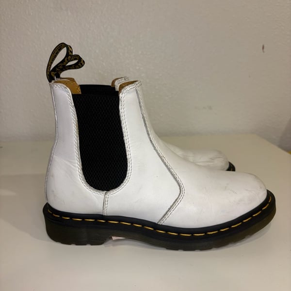 Dr. Martens 2976 Yellow Stitch Leather Chelsea Boots White Womens 
Grunge Y2K 