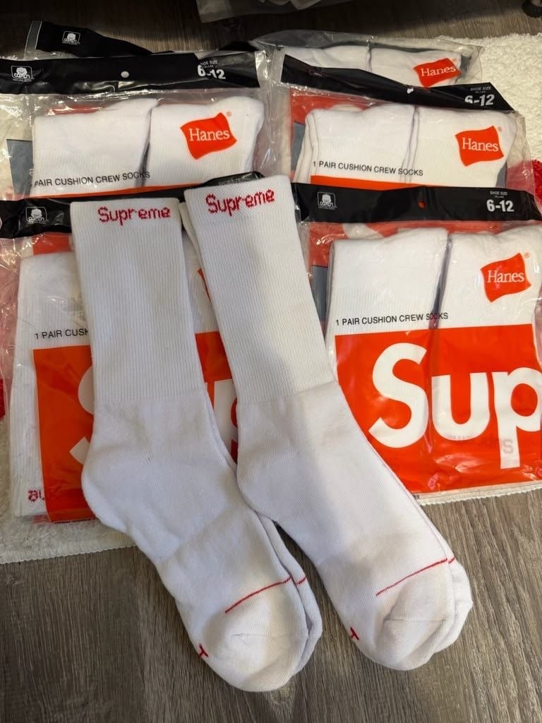 Supreme x Hanes Cushion Crew Socks (4 Pack) 3