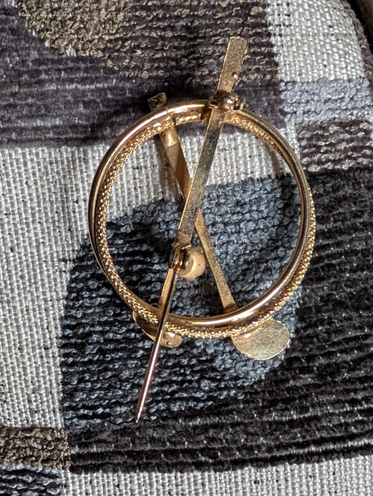 Vintage Gold Tone Golf Clubs and Faux Pearl Brooch Pin 4
