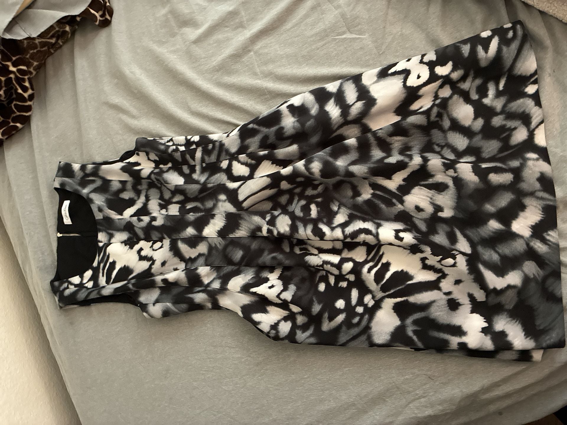 Calvin Klein Sleeveless Black and White Abstract Print Sheath Dress 1