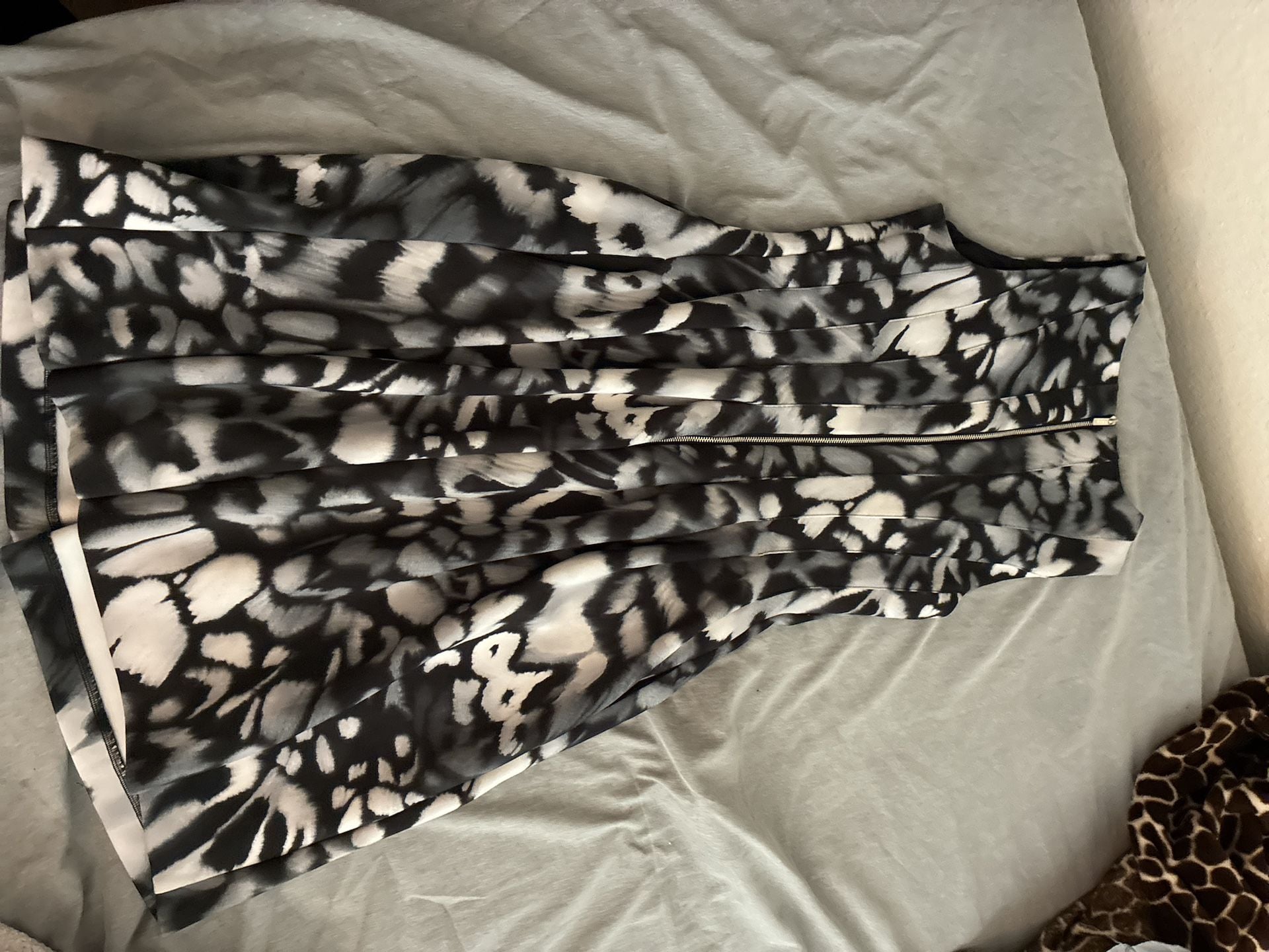 Calvin Klein Sleeveless Black and White Abstract Print Sheath Dress 3