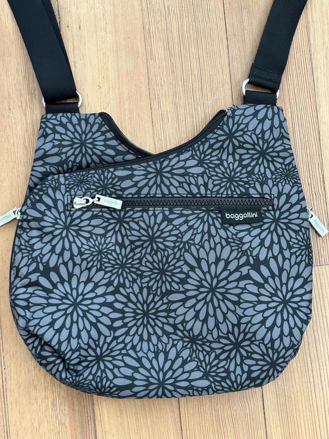 Baggallini Crossbody Shoulder Bag in Black and Gray Floral Print 2