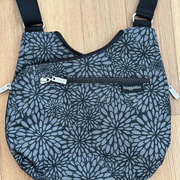 Baggallini Crossbody Shoulder Bag in Black and Gray Floral Print