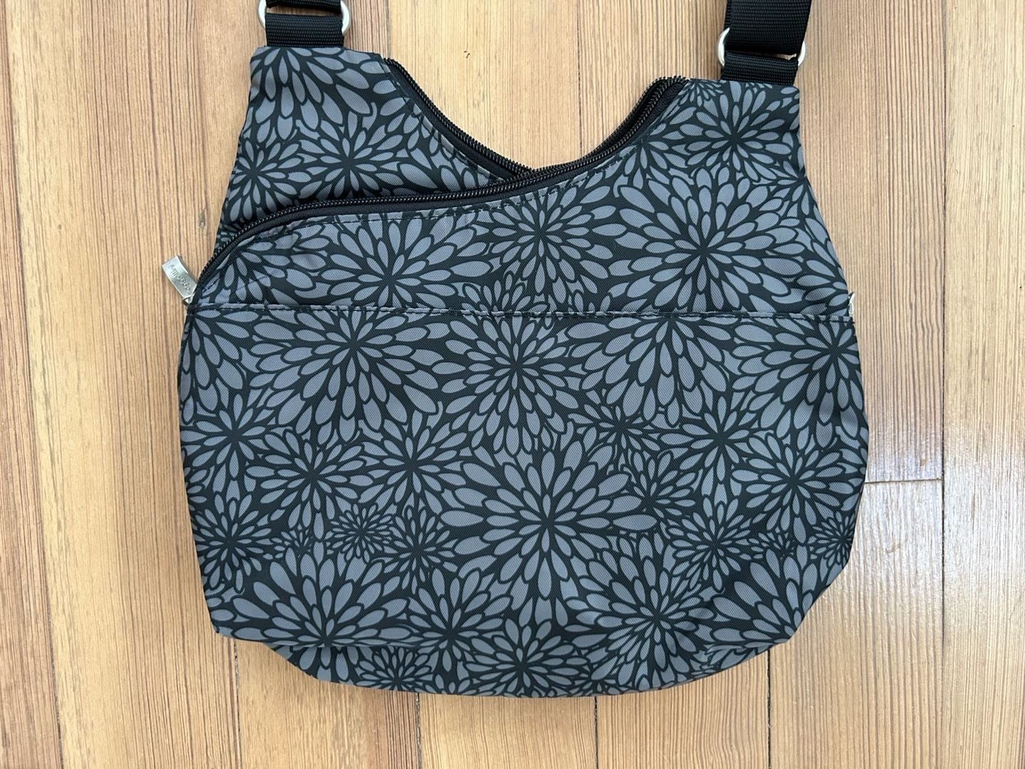 Baggallini Crossbody Shoulder Bag in Black and Gray Floral Print 4