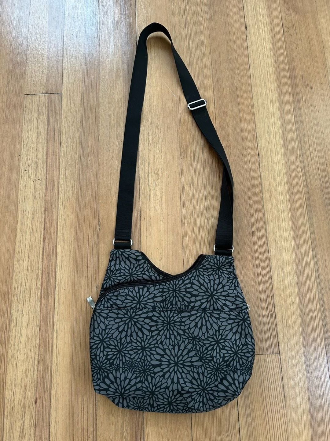 Baggallini Crossbody Shoulder Bag in Black and Gray Floral Print 5