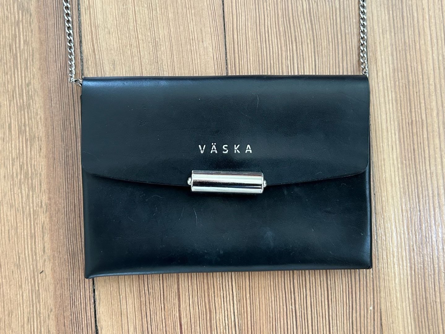 Väska Black Leather Minimalist Crossbody Clutch with Chain Strap 2