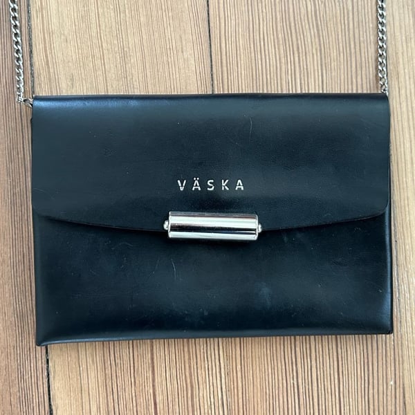 Väska Black Leather Minimalist Crossbody Clutch with Chain Strap