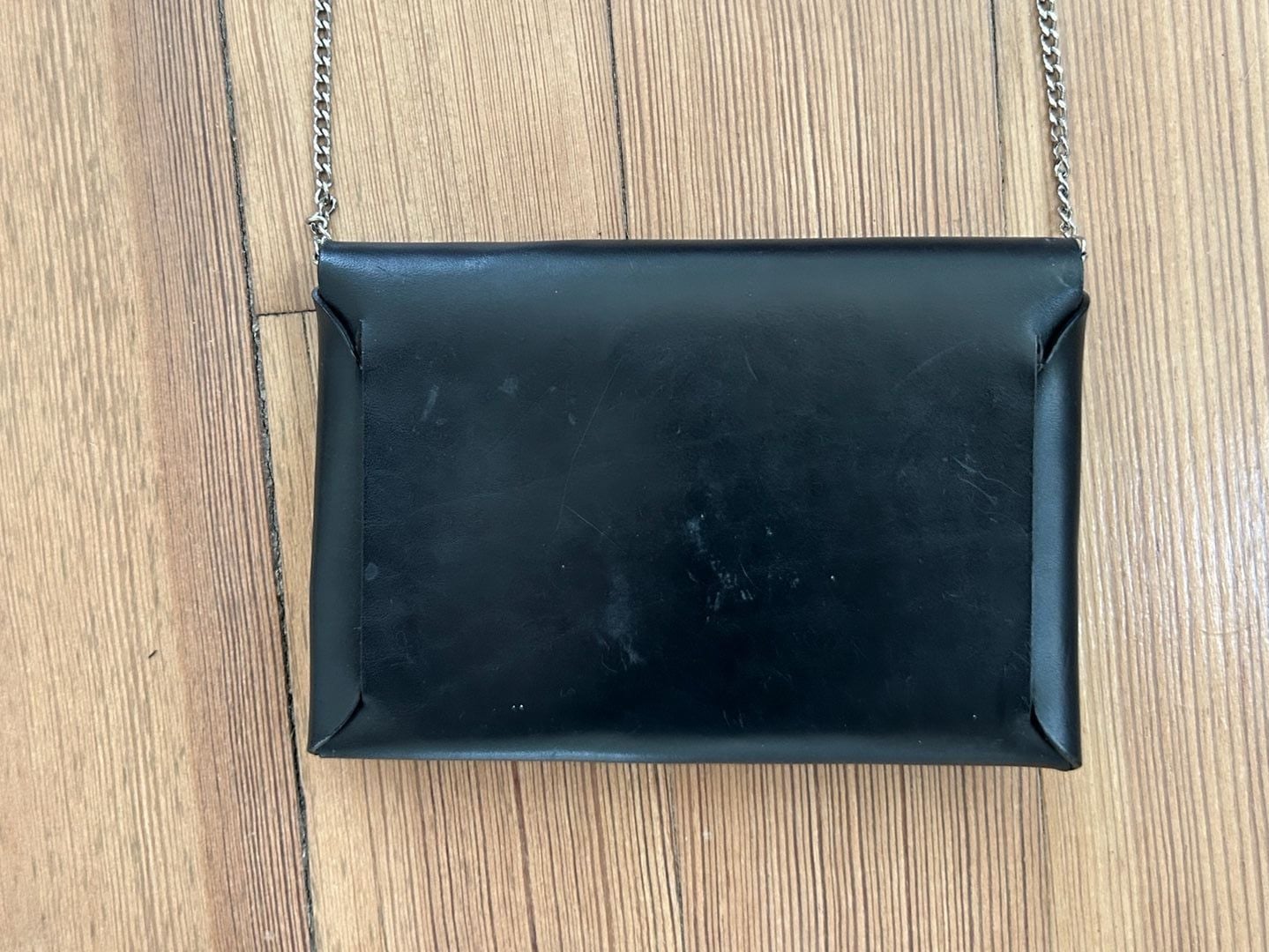 Väska Black Leather Minimalist Crossbody Clutch with Chain Strap 3