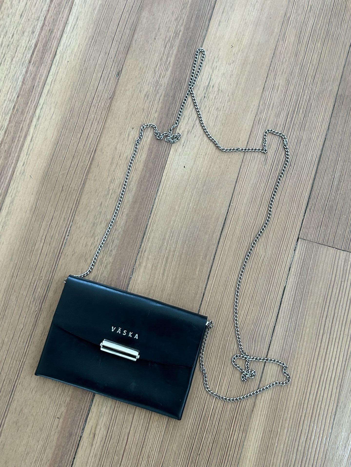 Väska Black Leather Minimalist Crossbody Clutch with Chain Strap 4