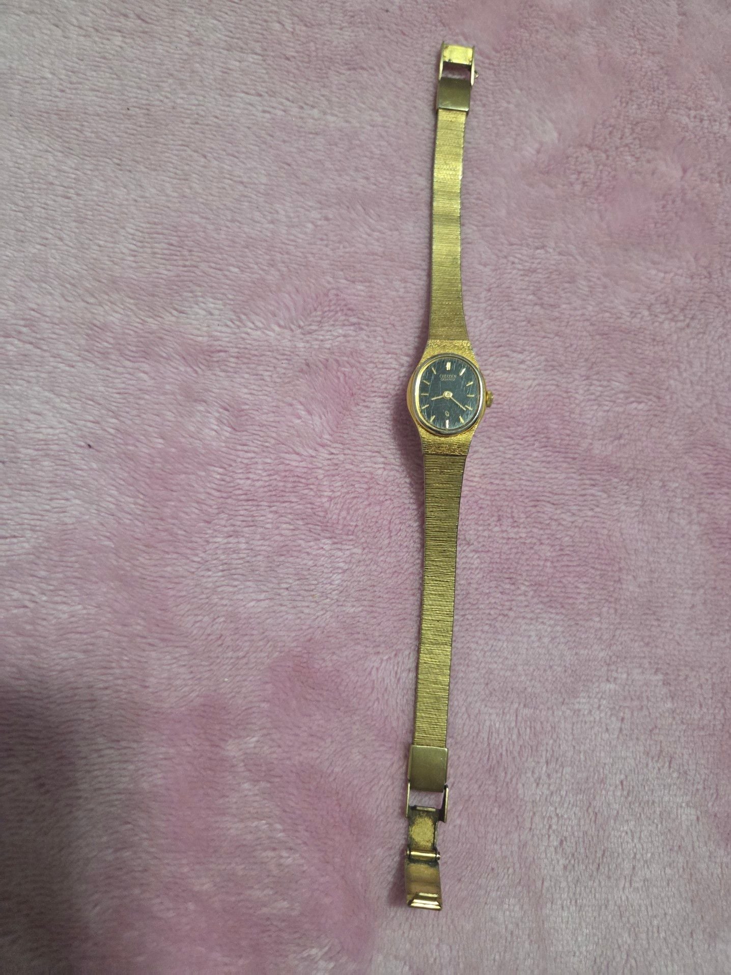 Vintage Citizen Quartz Women's Watch with Gold Tone Textured Band 1