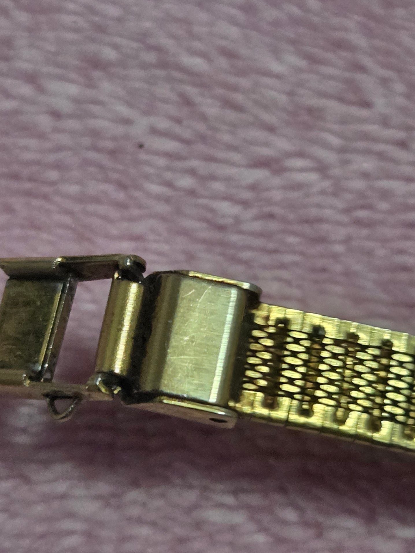 Vintage Citizen Quartz Women's Watch with Gold Tone Textured Band 8