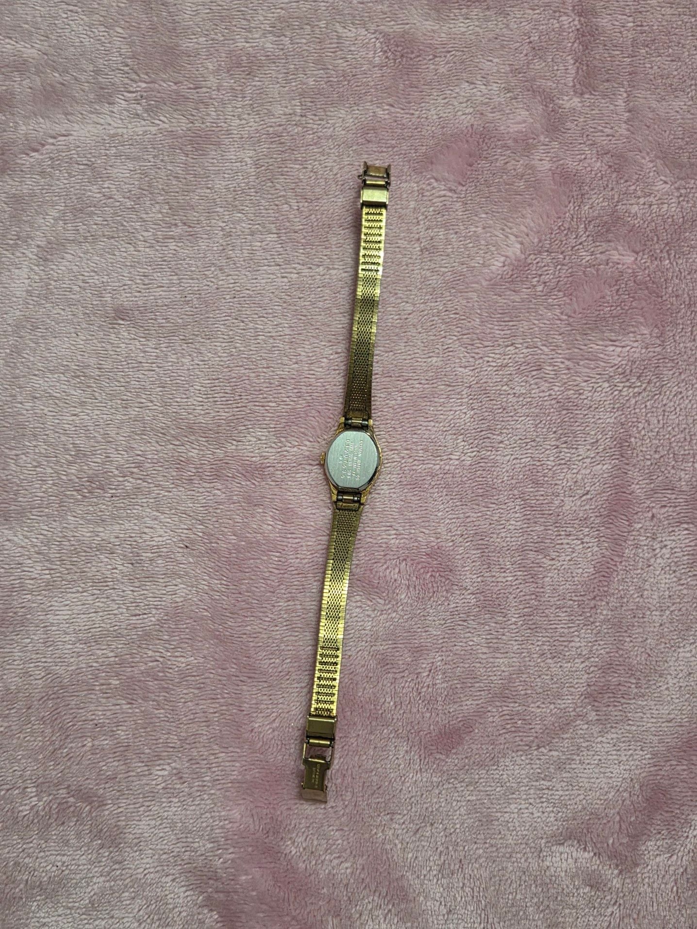 Vintage Citizen Quartz Women's Watch with Gold Tone Textured Band 9