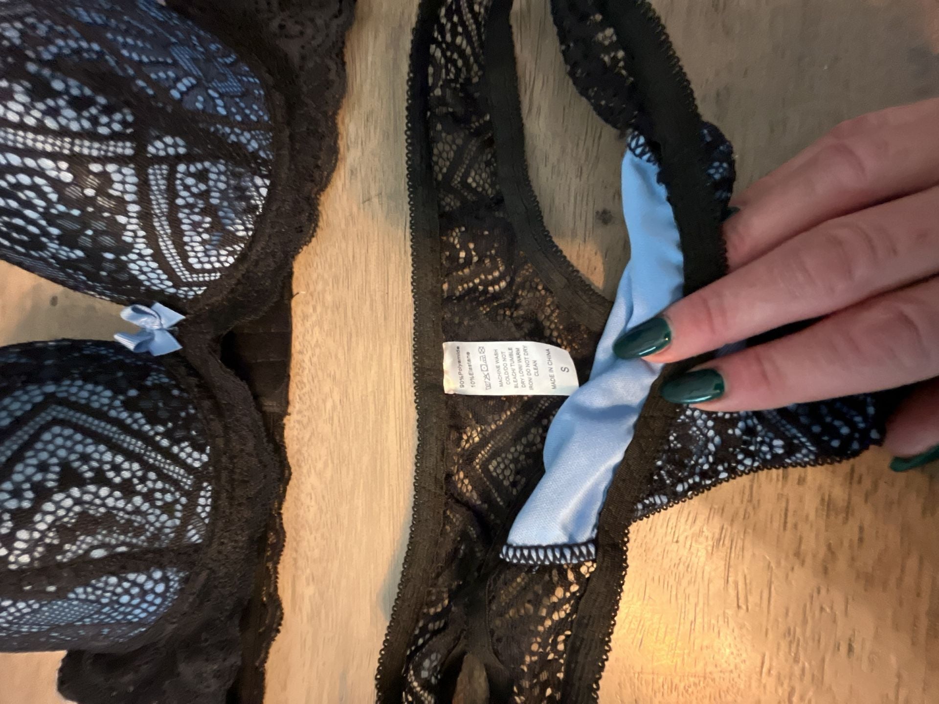 Black and Blue Lace Push-Up Bra and Thong Lingerie Set 2