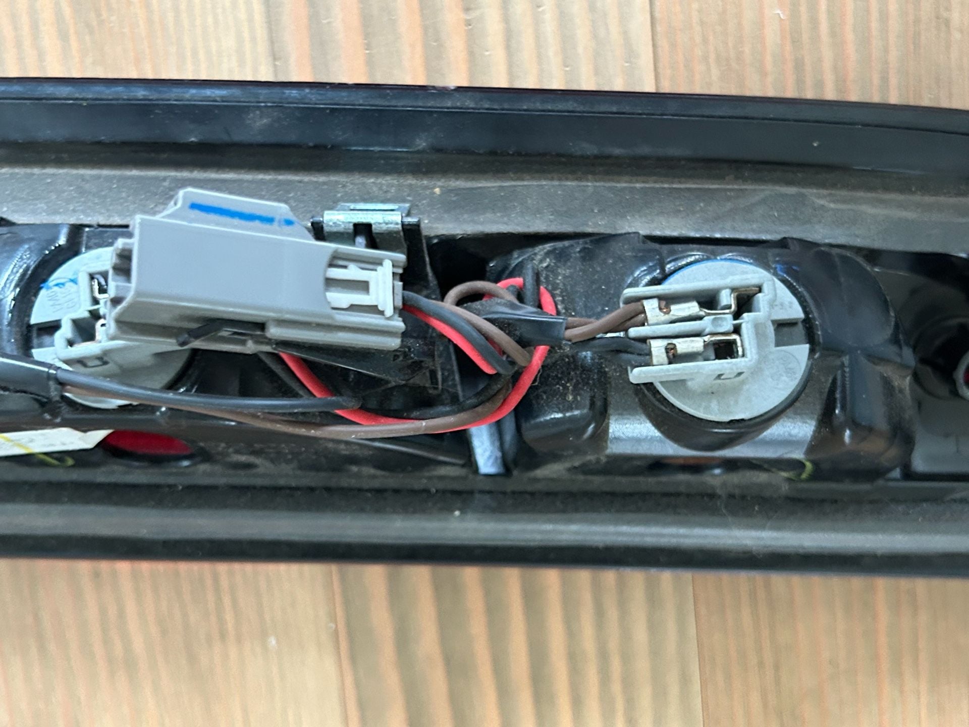 Genuine GM Third Brake Light and Cargo Lamp Assembly (Part 23509162) 3