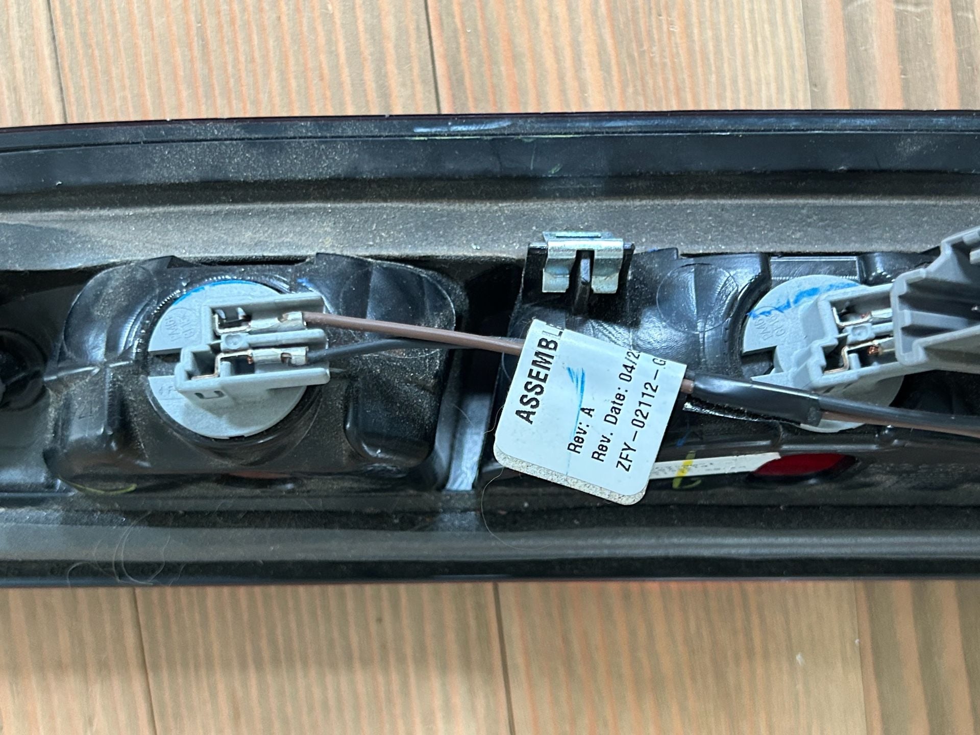 Genuine GM Third Brake Light and Cargo Lamp Assembly (Part 23509162) 4