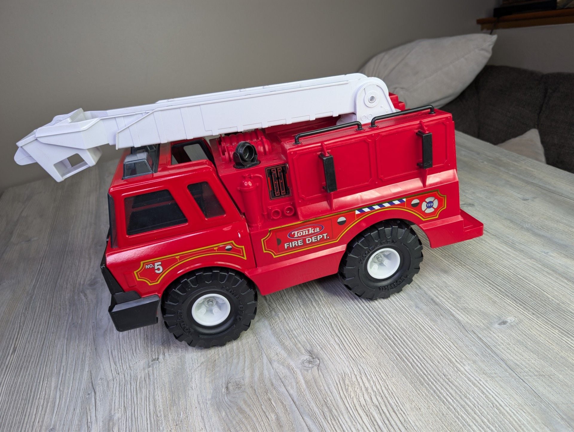 Vintage 1999 Tonka Fire Dept. No. 5 Ladder Truck 1