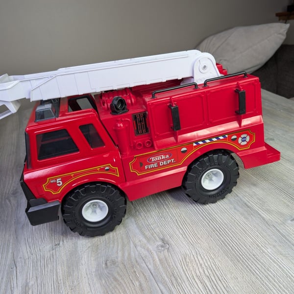 Vintage 1999 Tonka Fire Dept. No. 5 Ladder Truck
