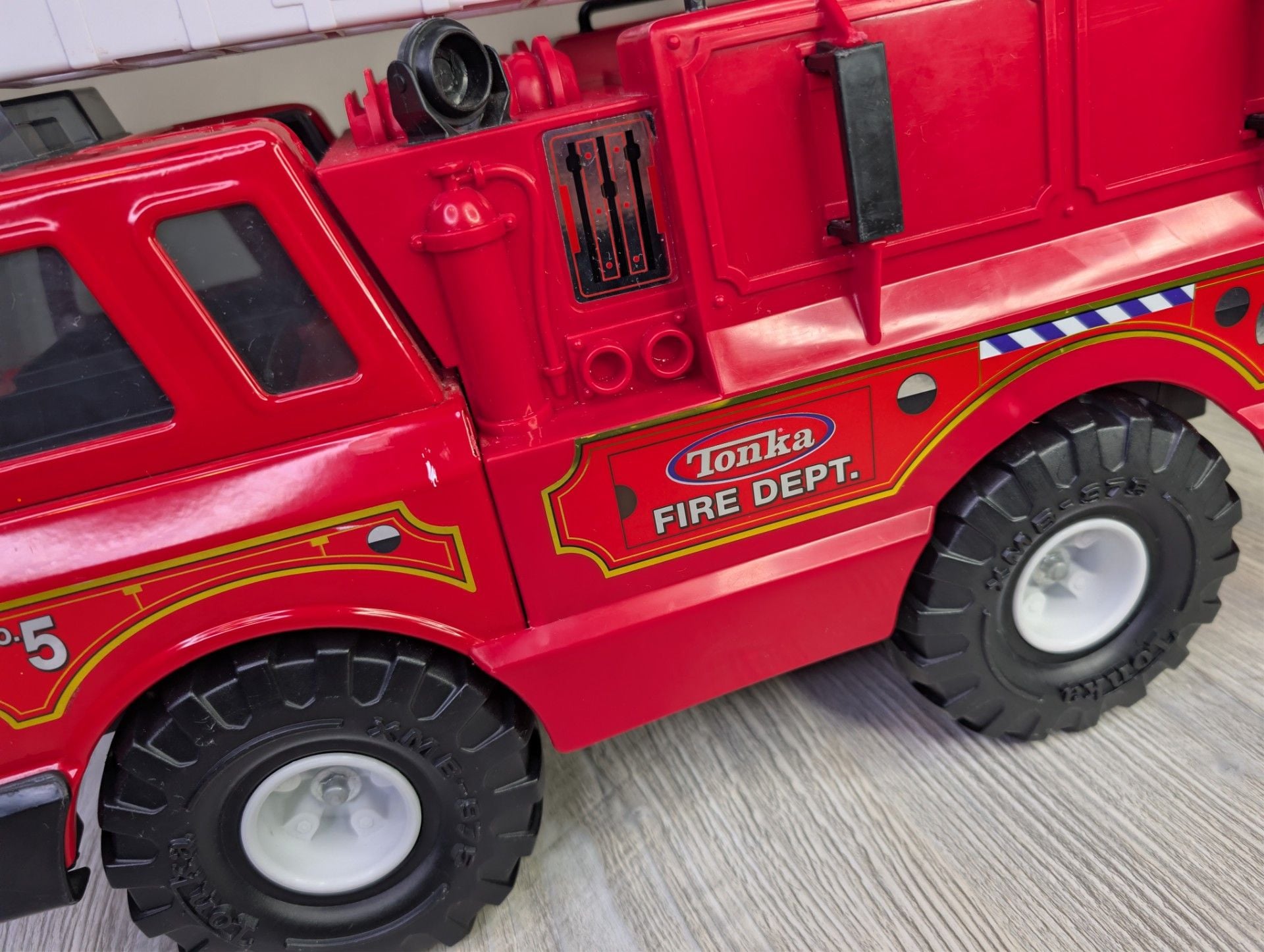 Vintage 1999 Tonka Fire Dept. No. 5 Ladder Truck 2