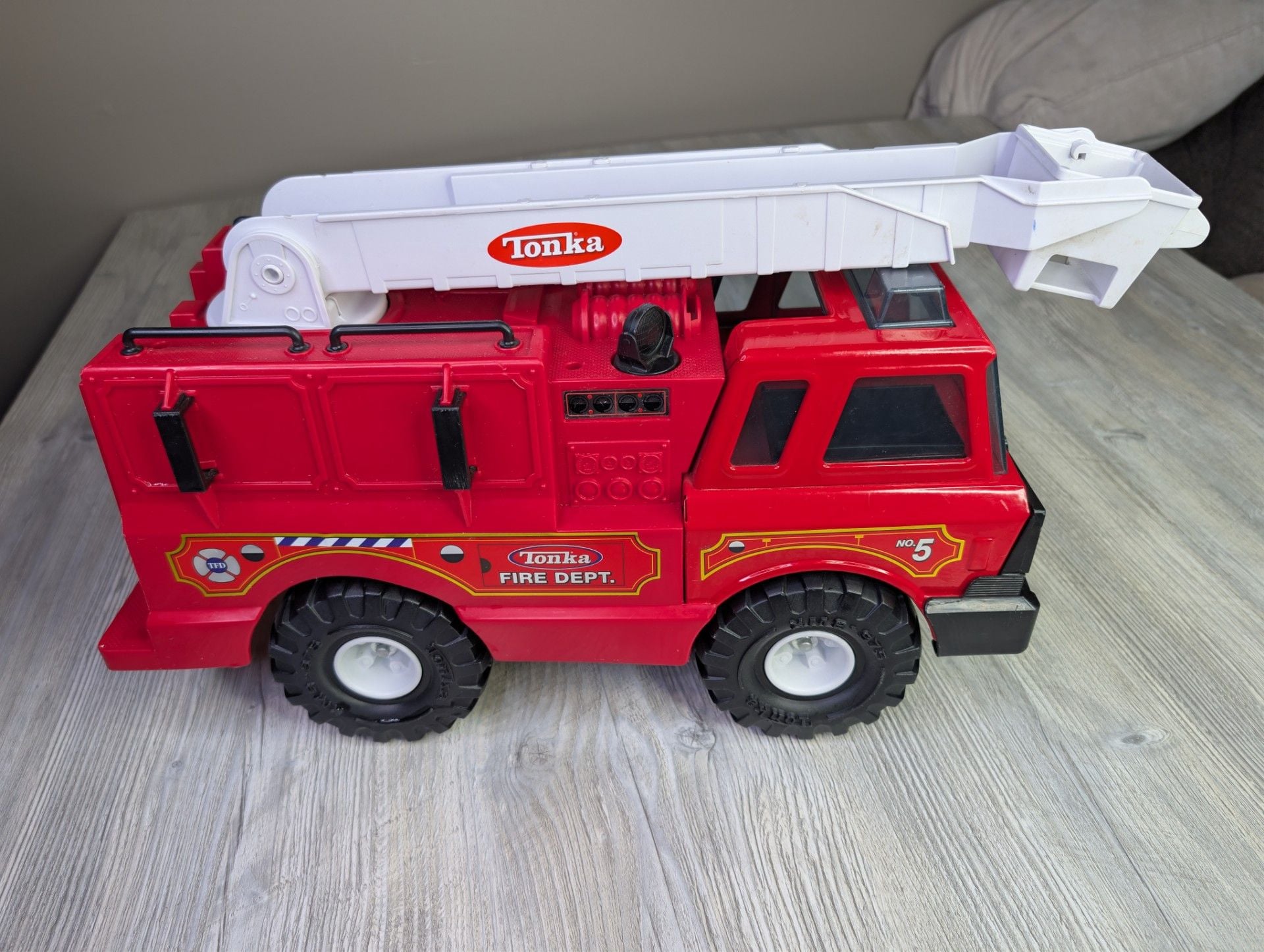 Vintage 1999 Tonka Fire Dept. No. 5 Ladder Truck 3