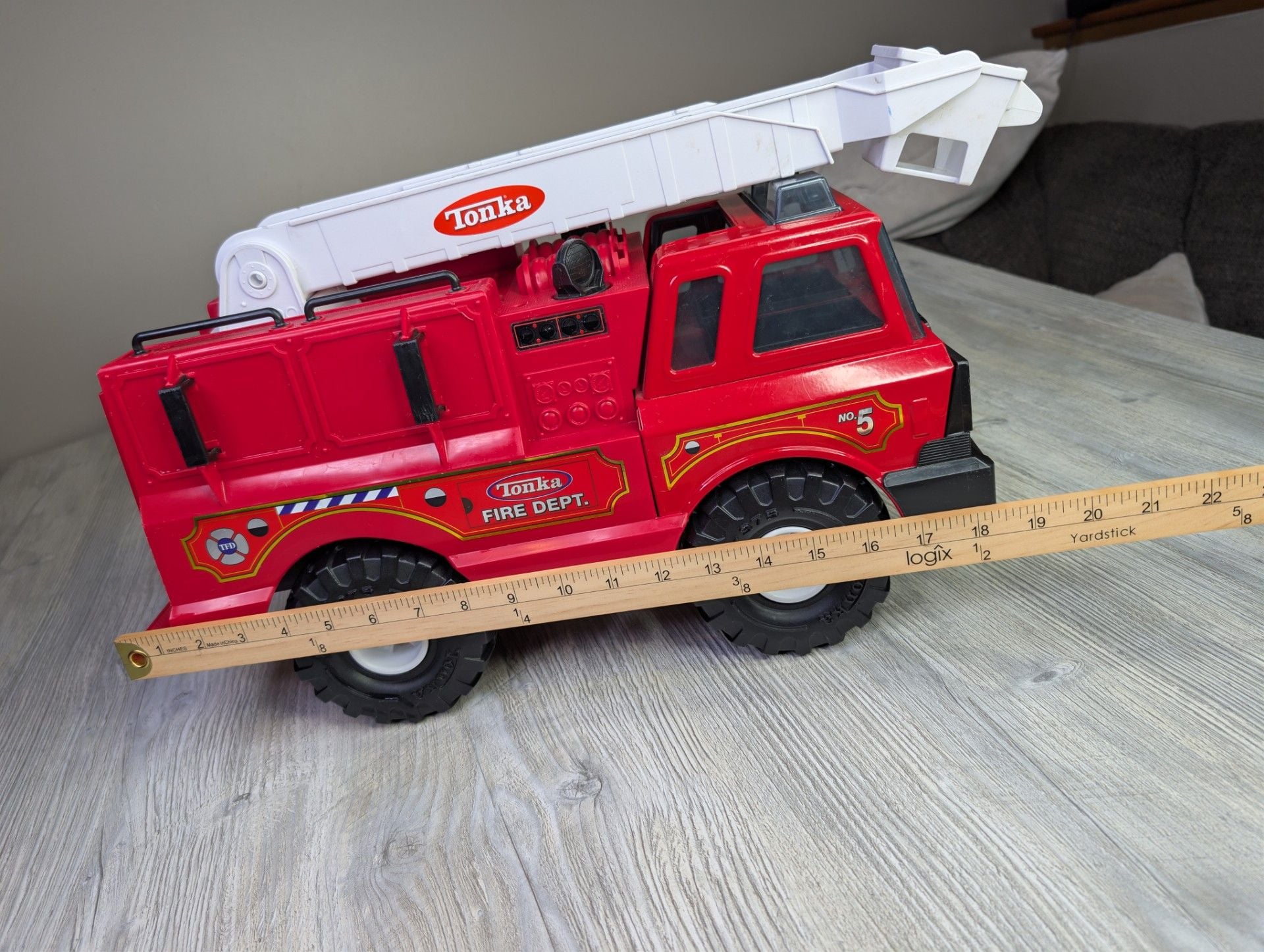 Vintage 1999 Tonka Fire Dept. No. 5 Ladder Truck 6