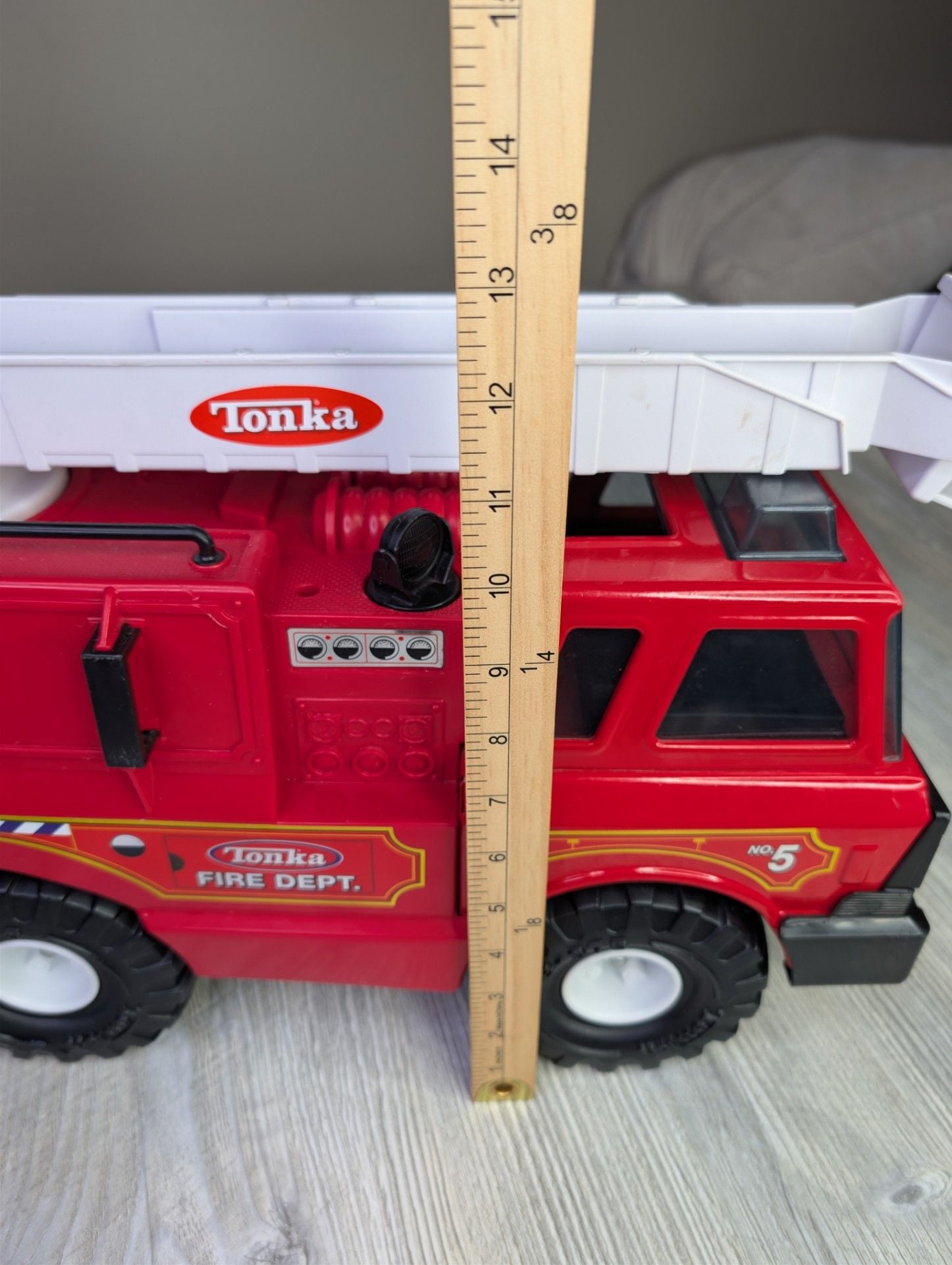 Vintage 1999 Tonka Fire Dept. No. 5 Ladder Truck 7