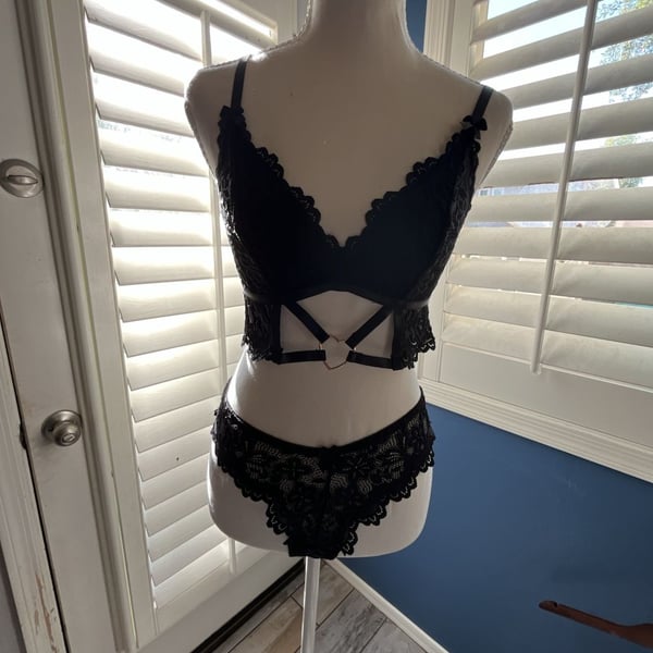 Seduluxe Floral Lace Cut-Out Heart Ring Linked 2-Piece Lingerie Set