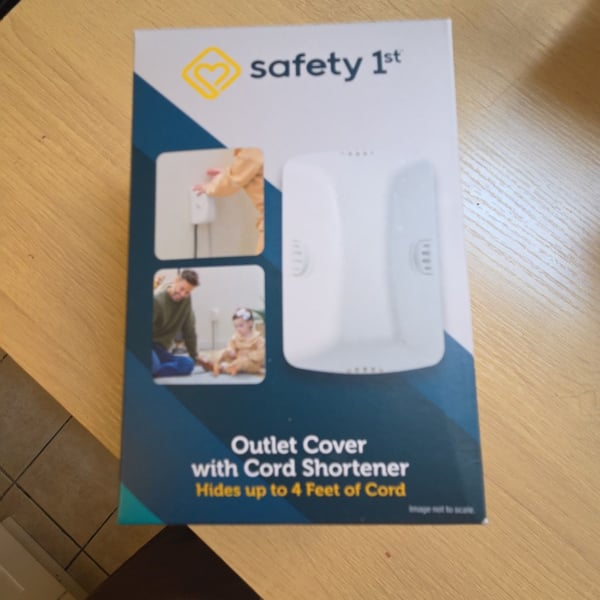 Safety 1st Outlet Cover with Cord Shortener