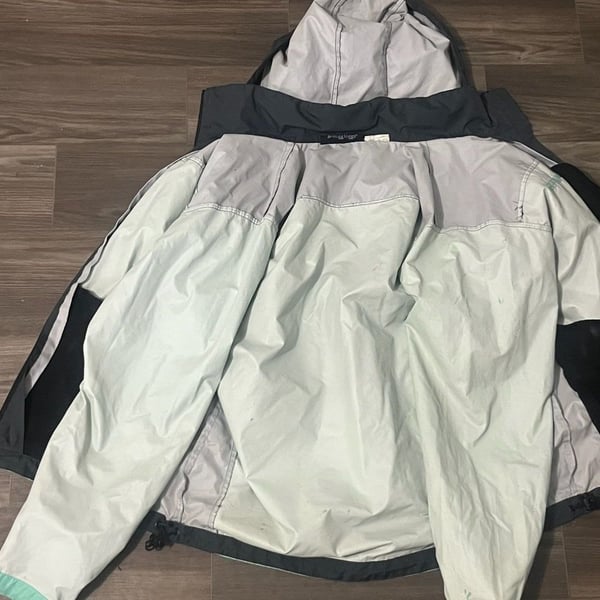 The North Face green & black windbreaker jacket #outdoor #hiking