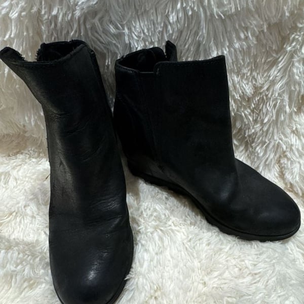 741 Sorel Joan of Arctic Wedge II Zip Waterproof Leather Ankle Boots
S9