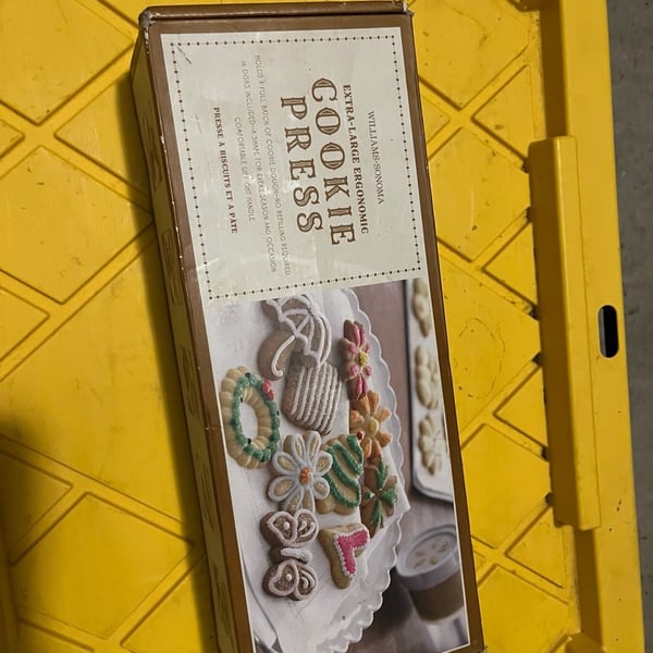 Williams-Sonoma Extra-Large Ergonomic Cookie Press with 16 Discs