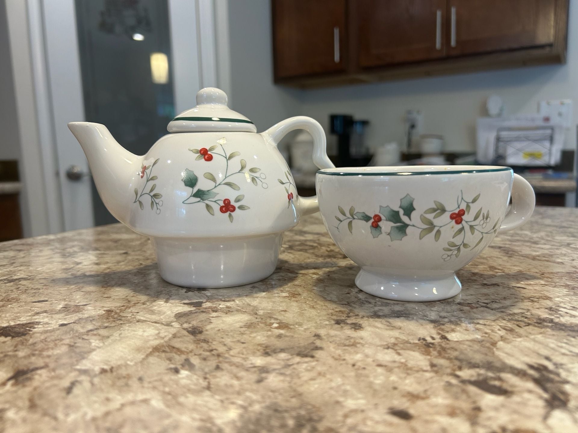 Pfaltzgraff Winterberry Tea for One Stackable Teapot and Cup Set of 2 5